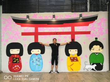 Customer with mural.jpg